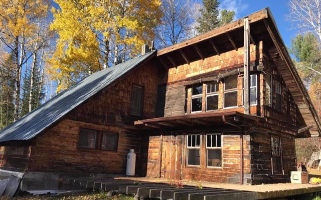 summer-cabin-photo-about-section